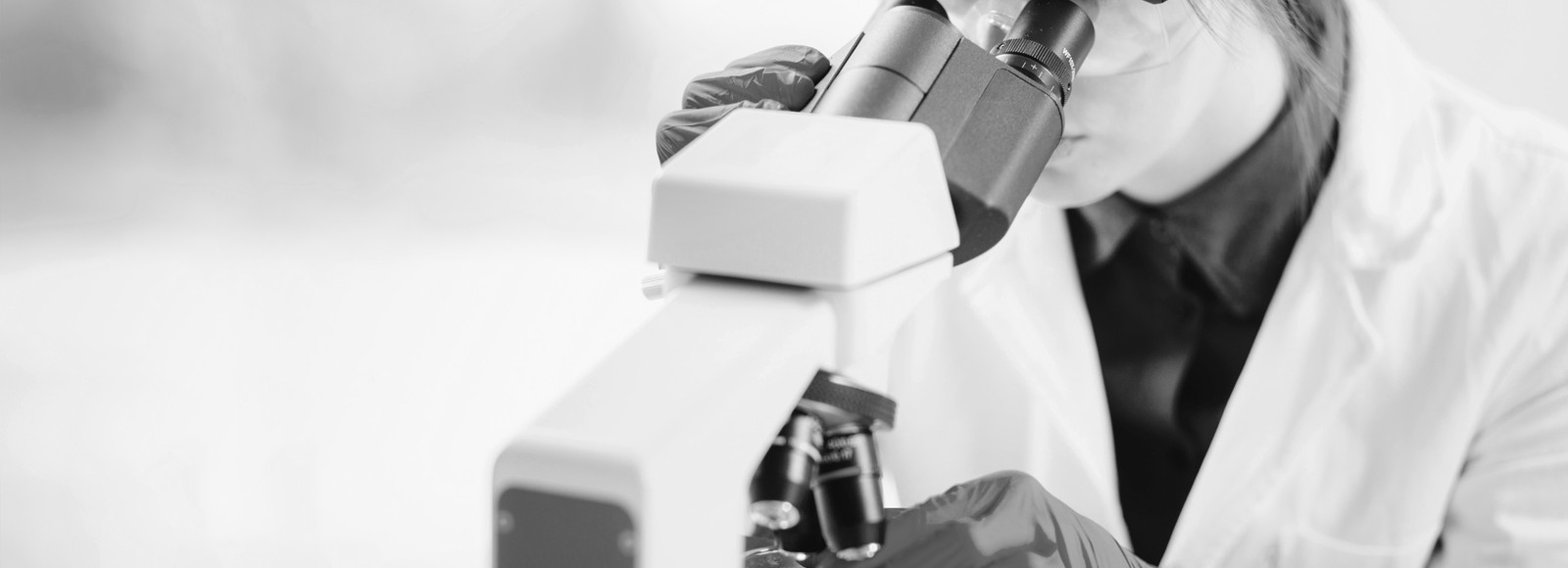 Kvinnlig forskare med microskop